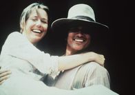Unsere kleine Farm – Caroline (Karen Grassle, l.) und ihr Mann Charles Ingalls (Michael Landon, r.) führen eine glückliche, harmonische Ehe.