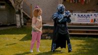 Overlord und die Underwoods – L-R: Willow Underwood (Kamaia Fairburn), Overlord (Troy Feldman)