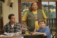 Two and a Half Men – Sind von Charlie überrascht: Alan (Jon Cryer, l.), Berta (Conchata Ferrell, M.) und Jake (Angus T. Jones, r.) ...