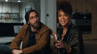 Based on a True Story - Sprich oder stirb! – Richard (Timm Sharp. l.); Carolyn (Aisha Alfa, r.)