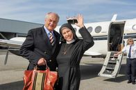Um Himmels Willen – Hildegard bringt die Mutter Oberin zum Flugplatz. Tennhagen wartet dort mit seiner Maschine (v.li.: Dietrich Mattausch, Gaby Dohm, Alois Esterl).