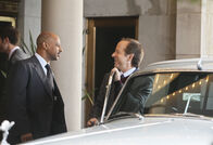 Castle – Captain Roy Montgomery (Ruben Santiago-Hudson, l.) hat das Gefühl, dass Frank Davis (Jeff Harlan, r.) etwas zu verbergen hat ...