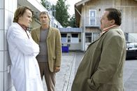 Die Rosenheim-Cops – Mit Tobias Sappl (Friedemann Thiele, li.) haben die Cops Hofer (Josef Hannesschläger, re.) und Satori (Markus Böker) eine heiße Spur, denn Sappl ist einschlägig vorbestraft.