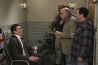 How I Met Your Mother – Lily erfährt, dass sie "extrem" fruchtbar ist. Daraufhin sieht Marshall (Jason Segel, l.) das Problem bei sich und lässt sich testen. Allerdings hat er in der Praxis größte Schwierigkeiten, eine Spermaprobe abzugeben ...