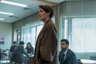 Killing Eve – Ihre Operation in Rom hat unangenehme Folgen für Carolyn (Fiona Shaw). Ihre gesamte Abteilung soll unter Aufsicht gestellt werden, was nicht nur den Neuzugang Mo Jafari (Raj Bajaj) beunruhigt.