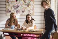 Schloss Einstein – Da liegt was in der Luft: Luisa (Tessa Dökel, li.) ist sich sicher, dass Paul (Fynn Meinert) auf Olivia (Holly Geddert, re.) steht.