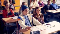 Der Lehrer – Die frisch verliebten Leo (Benedikt Kalcher) und Betty (Yvonne Pferrer) im Sexualkundeunterricht bei Stefan und Barbara. +++ Die Verwendung des sendungsbezogenen Materials ist nur mit dem Hinweis und Verlinkung auf TVNOW gestattet. +++