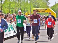 In aller Freundschaft – Roland (Thomas Rühmann, grünes Trikot) und Martin (Bernhard Bettermann, lila Trikot) haben es tatsächlich geschafft und kommen mit letzten Kräften im Ziel an.