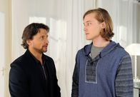 Rote Rosen – ARD ROTE ROSEN FOLGE 1620 Uhr im ERSTEN. Brian (Alexander Becht, r.) erliegt dem Druck von Uli Klein (Patrick Fichte, l.) und verrät Jule.