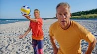 Praxis mit Meerblick – Nora Kaminski (Tanja Wedhorn) und Dr. David Mandel (Marco Girnth) beim Beachvolleyballtraining.