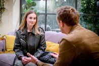 Sturm der Liebe – Vincent (Martin Walde, r.) erfährt fassungslos, dass Natalie (Teresa Klamert, l.) ihr Versprechen nicht gehalten hat.