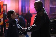 The Rookie – Officer Grey (Richard T. Jones) erkundigt sich bei Bailey (Jenna Dewan) nach dem Gesundheitszustand des Schwerverletzten.