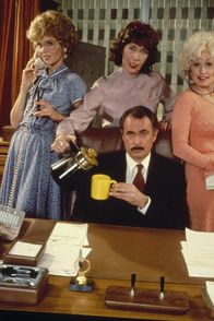 Warum eigentlich ... bringen wir den Chef nicht um? – Der Alltag der Büroangestellten Judy Bernly (Jane Fonda, l.), Violet Newstead (Lily Tomlin, hinten M.) und Doralee Rhodes (Dolly Parton, r.) könnte so angenehm sein, wäre da nicht ihr Chef Franklin M. Hart jr. (Dabney Coleman, vorne M.) ...
