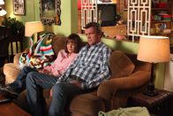 The Middle – Frankie (Patricia Heaton, l.) und Mike (Neil Flynn, r.) müssen als Publikum für Bricks selbstgeschriebenes Stück herhalten. Doch die beiden stellen sich als strenge Kritiker heraus ...