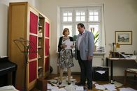 Die Rosenheim-Cops – Rentnerin Renate Singer (Heide Ackermann, li.) bestreitet gegenüber Kommissar Prantl (Andreas Giebel, re.), ihren Vermieter ermordet zu haben.