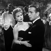 Sabrina – - Linus Larrabee (Humphrey Bogart) wird beim Tanz mit Elizabeth Tyson (Martha Hyer) abgelenkt.