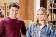 Young Sheldon – Georgie Cooper (Montana Jordan, l.); Mandy McAllister (Emily Osment, r.)
