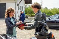 Um Himmels Willen – Schwester Hanna und Bürgermeister Wöller treffen auf Lisa und Karsten (v.li.: Marie Meizenbach, Janina Hartwig, Fritz Wepper, Oliver Konietzny).