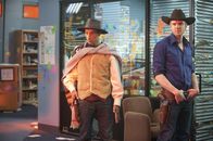 Community – Würden gerne die 100.000 Dollar gewinnen: Abed (Danny Pudi, l.) und Jeff (Joel McHale, r.) ...