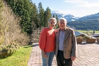 Hoagascht – Das Ehepaar Annemarie (links) und Alois Pfeffer (rechts) stehen auf ihrer Terrasse