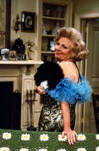 Die Nanny – Frans Mutter Sylvia (Renee Taylor) hat den Verwandten erzählt, ihre Tochter sei mit dem reichen Maxwell verheiratet. Ein Besuch der lieben Verwandten stellt Fran dementsprechend vor Probleme.