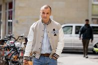 SOKO Leipzig – Brian Haller (Paul Wollin) läuft nach seiner vorzeitigen Entlassung aus dem Gefängnis durch die Stadt.