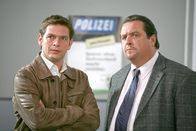 Die Rosenheim-Cops – Kaum in Rosenheim angekommen gibt es für Florian Prantl (Andreas Giebel, re.) und seinen Kollegen Christian Lind (Tom Mikulla) schon den ersten Fall.