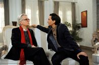 Rote Rosen – ARD ROTE ROSEN FOLGE 1488 Uhr im ERSTEN. Lorenzo (Cuco Wallraff, r.) will, dass LaRoche (Hanfried Schüttler, l.) zum Schein auf das Angebot von Torben eingeht.