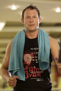 Sechserpack – Fitness, Sport und Bodybuilding - das Motto eines modernen jungen Städters. Wenn doch nur die Geräte nicht so teuer wären! (Hanno Friedrich)