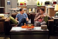 Two and a Half Men – Während Alan (Jon Cryer, l.) erfahren muss, dass seine Mutter nun lesbisch ist, bekommt Walden (Ashton Kutcher, r.) Probleme mit Zoey ...
