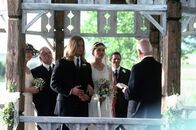Legenden der Leidenschaft – Trotz seiner Zuneigung zu Susannah heiratet Tristan (Brad Pitt), nachdem er aus dem Krieg zurückkehrt, die junge Isabel Zwei (Karina Lombard).