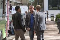 Common Law – Treffen bei den Ermittlungen auf John Crowe (Dominic Purcell, M.), einen alten Bekannten, mit dem sie noch eine Rechnung offen haben: Travis (Michael Ealy, l.) und Wes (Warren Kole, r.) ...