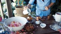 GartenKULT – "GartenKULT", "GesundheitsGarten (9)." Mit den eigenen Kräutern aus dem Garten Gesundes herstellen: Das ist das Motto im GesundheitsGarten. Josef Starkl verrät welche Kräuter ihn gesund halten und welchen man eine heilende Wirkung nachsagt. Der Zuschauer erhält praktische Tipps wie man sich Salben, Sprays oder Kräuterkissen selber machen kann und was man dabei zu beachten hat. Dr. Herbert Schabl (Experte für tibetische Medizin) erklärt, wie wichtig der richtige Gebrauch von Kräutern ist. SENDUNG: ORF3 - SA - 13.05.2017 - 18:05 UHR. - Veroeffentlichung fuer Pressezwecke honorarfrei ausschliesslich im Zusammenhang mit oben genannter Sendung oder Veranstaltung des ORF bei Urhebernennung. Foto: ORF/STARKL!film. Anderweitige Verwendung honorarpflichtig und nur nach schriftlicher Genehmigung der ORF-Fotoredaktion. Copyright: ORF, Wuerzburggasse 30, A-1136 Wien, Tel. +43-(0)1-87878-13606