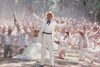 Fletch, der Tausendsassa – Als der chaotische Reporter Fletch (Chevy Chase, vorne) erfährt, dass seine Tante ihm ein großes Anwesen vererbt hat, reist er voller Vorfreude nach Louisiana, um seinen Besitz zu begutachten. Er ahnt jedoch nicht, auf was für ein aberwitziges Abenteuer er sich einlässt ...