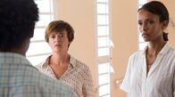 Deadly Tropics – Um mehr über den Tod eines Familienvaters zu erfahren, müssen Gaëlle Crivelli (Beatrice de la Boulaye, l.) und Mélissa Sainte-Rose (Sonia Rolland, r.) dessen Angehörige auf einer Weihnachtsfeier befragen.