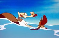 Noahs Insel – "Noahs Insel", "Aye Aye Kapitansky." Eigentlich wollten Ursula, Chiang und Mammut Helmut auf Madagaskar nur einen Baum pflanzen. Als sie zurückkommen, sind sie in Begleitung eines geheimnisvollen Ureinwohners und gackern wie die Hühner. Der neue Gast ist ein Aye-Aye mit hypnotischen Fähigkeiten. Menschen haben seinen Lebensraum zerstört. Nun beansprucht er Noahs Insel für sich. Kapitän Noah hat einen schweren Stand gegenüber diesem exotischen Konkurrenten mit seinen magischen Kräften. Dabei hat der Eisbär schon genug Probleme am Hals: Ein Heuschreckenschwarm zieht über die Insel her und droht alles kahl zu fressen. Als das siegessichere Aye-Aye zu einem Wettstreit um die Herrschaft der Insel auffordert, nimmt Noah das Angebot an. Die Aufgabe scheint unlösbar für den Eisbären: Wer es zuerst schafft, vor Sonnenuntergang die Heuschrecken loszuwerden, soll der neue Kapitän werden.