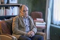 In Therapie – Philippe (Frédéric Pierrot) öffnet sich Esther gegenüber und spricht mit ihr über seine Ängste und Schuldgefühle, die er seinem verstorbenen Patienten Adel Chibane gegenüber verspürt.