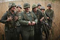Sketch History – Amerikanische Soldaten (Holger Stockhaus, Paul Sedlmeir und Max Giermann) üben sich in der vietnamesischen Sprache, als sie im Vietnam-Krieg auf Einheimische treffen (restliche Darsteller unbekannt).