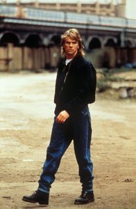 MacGyver – MacGyver: Endstation Hölle 00000 Im Rotlichtviertel macht sich MacGyver (Richard Dean Anderson) auf die Suche nach der entführten Tochter seines Freundes.
