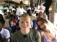 Verrückt nach Meer – Schreinerpraktikant Moritz und Sekretärin Isabella auf dem Weg an den Strand zum Töpfern in Trincomalee/Sri Lanka. Sie haben kein Taxi bekommen und haben stattdessen spontan beim Schulbus angefragt, ob er sie an ihr Ziel bringen kann.