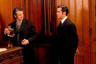 Murdoch Mysteries – Bryon Beaton (Jonathan Goad, links) und Detective Murdoch (Yannick Bisson) diskutieren über den Mord in Beaton Manor.