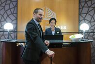 Ein Fall für zwei – Leo (Wanja Mues, l.) recherchiert undercover im traditionsreichen "Hotel Bronner".