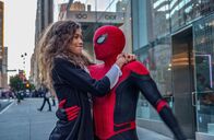 Spider-Man: Far from Home – MJ (Zendaya, l.); Peter Parker / Spider-Man (Tom Holland, r.)