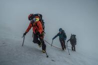 Explorer: Der Lavasee – Drei Mitglieder des Expeditionsteams trotzen den Elementen und sind bei der Besteigung des Mount Michael auf der Saunders-Insel auf den Südlichen Sandwichinseln angeseilt. (National Geographic/Renan Ozturk)
