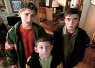 Malcolm mittendrin – Reese (Justin Berfield, l.), Dewey (Erik Per Sullivan, M.) und Malcolm (Frankie Muniz) würden zu gerne auf den Jahrmarkt gehen.