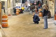 Castle – Ein besonders großer Fußabdruck neben einer Leiche gibt Castle (Nathan Fillion, l.) und Beckett (Stana Katic, r.) Rätsel auf ...
