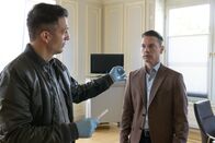 Der Staatsanwalt – Oberkommissar Max Fischer (Max Hemmersdorfer, l.) nimmt eine DNA-Probe von Henry Braach (Marek Harloff, r.).
