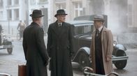 Babylon Berlin – Anno (Jens Harzer, Mitte), Gereon Rath (Volker Burch, re.) und Wegener (Holger Handtke, li.) treffen sich zu einem verschwörerischen Treffen.