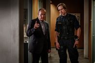 Kommissar Beck – Martin Beck (Peter Haber, l.) begrüßt seinen Enkel Vilhelm (Valter Skarsgård, r.) auf der Polizeistation.