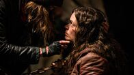 Demon Girl – Katherine (Carlyn Burchell, r.) wird entführt, da sie die Tochter eines wohlhabenden Diamantenhändlers ist. Hazel (Sharni Vinson, l.) bemerkt langsam, dass mit ihrem Entführungsopfer etwas nicht stimmt.